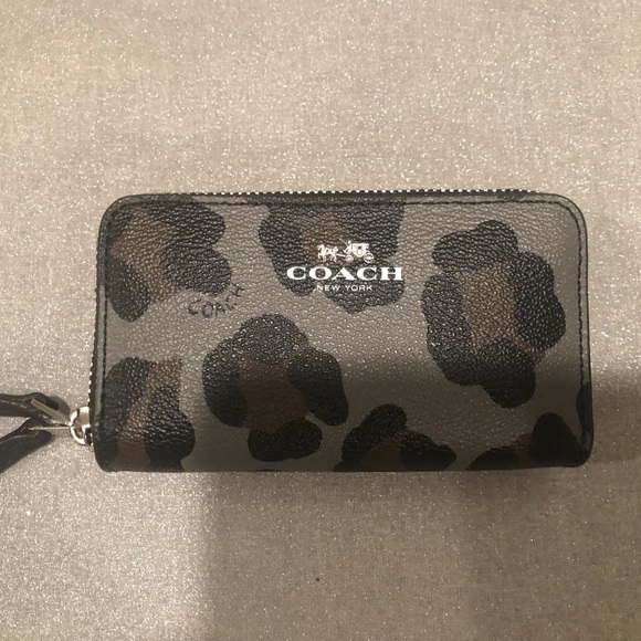 Coach Handbags - Coach Leather Card Holder Double Zipper. Has 2 compartments.